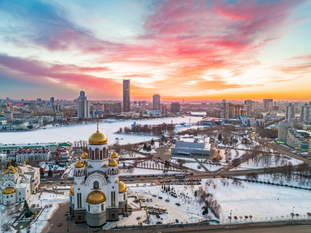 冬天的叶卡捷琳堡和血庙在美丽的粉红色和橙色的夕阳下。殿上经文的翻译:圣民死的时候，对主是诚实的。图片下载