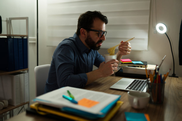 可悲的男人在办公室吃晚餐图片下载