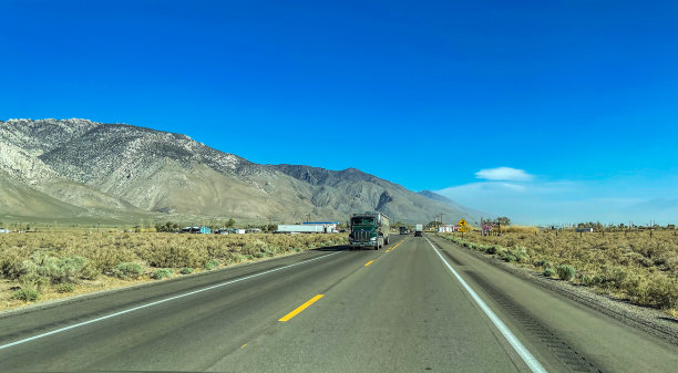 加州内华达山脉附近395号公路上的商业卡车图片下载