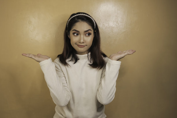 亚洲美女与白衬衫的混淆手势。图片下载