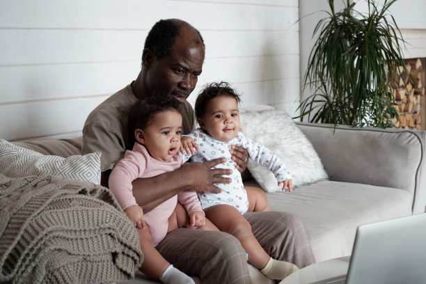 爸爸和宝宝看电影图片下载