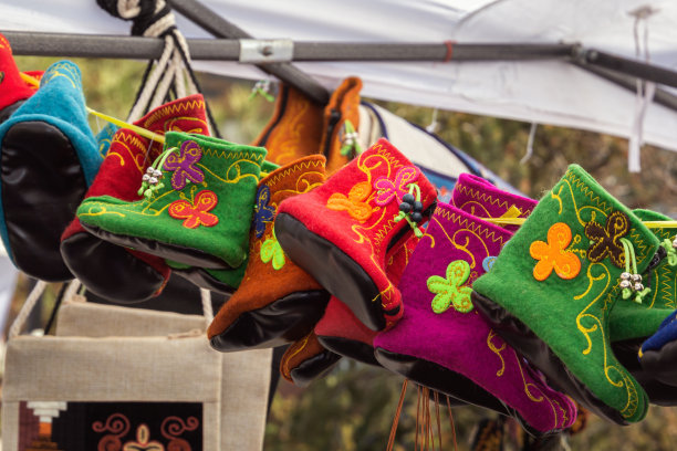 阳光明媚的日子里，五颜六色的雨伞在步行街上映衬着天空。手工制作的图片下载