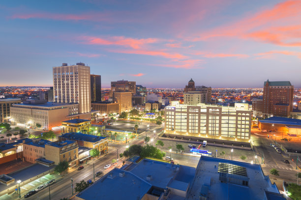 美国德克萨斯州埃尔帕索，黄昏时分的市中心图片下载