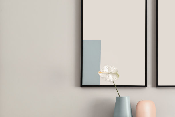 单瓣白色红掌，蓝色瓷瓶。现代室内装饰理念。图片下载