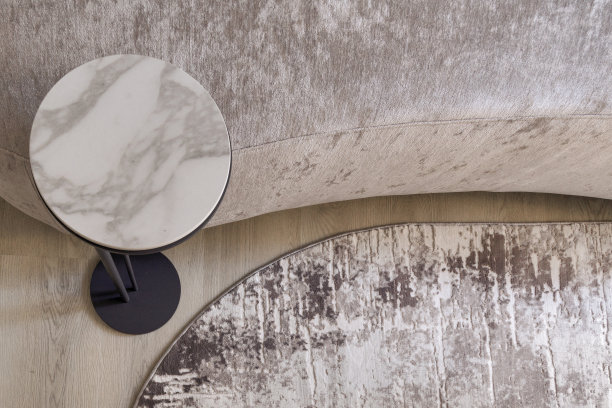 咖啡桌细节在现代客厅内部的柔和的颜色。时髦的极简室内概念图片下载