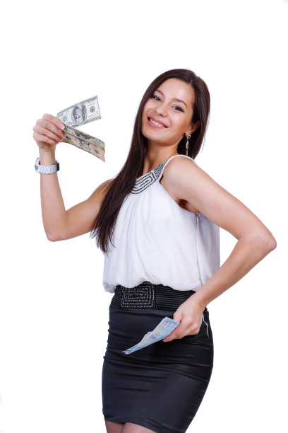 一个身材苗条、一头黑发的女孩挥舞着一把扇子图片下载