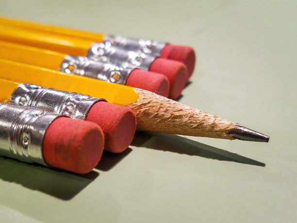 削尖的铅笔排成一排图片下载