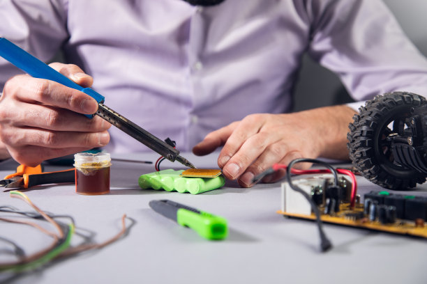 修理一个电池汽车玩具图片下载