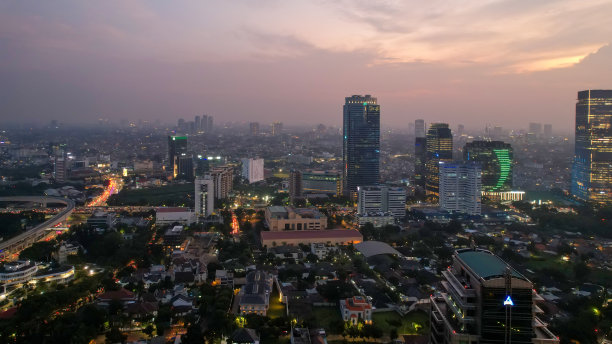 雅加达中央商务区办公楼的鸟瞰图和日落时的噪音云图片下载