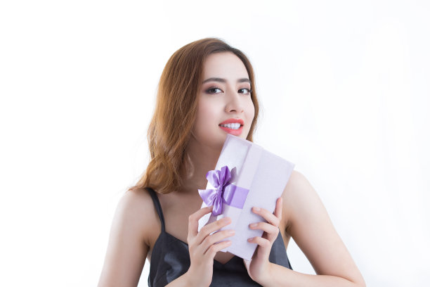美丽的年轻中国女士与惊喜礼盒，在白色背景-股票照片图片下载