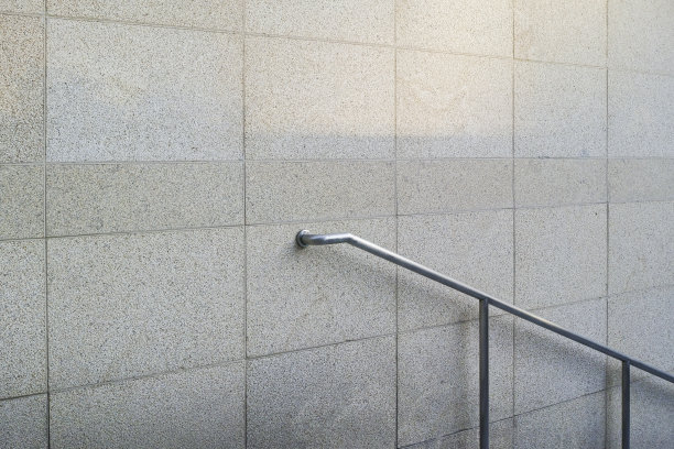 墙上的铁栏杆图片下载