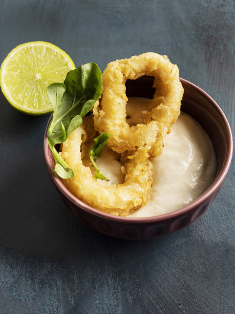 炸鱿鱼，炸鱿鱼，炸鱿鱼配鞑靼酱图片下载