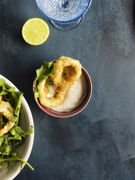 炸鱿鱼，炸鱿鱼，炸鱿鱼配鞑靼酱图片下载