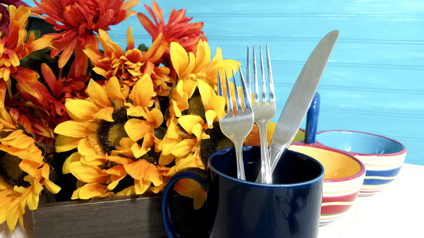 节日色彩丰富的菜肴以绿松石为背景。图片下载