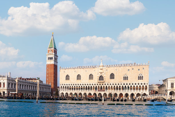 圣马可广场、总督宫、叹息桥、钟楼、两根柱子。大运河上的汽艇上的景色。“t”n图片下载