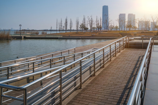 中国江苏省宜兴市的现代城市建筑天际线和公园美景图片下载