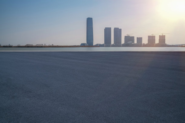 中国江苏省宜兴市现代城市建筑的天际线和沥青道路图片下载