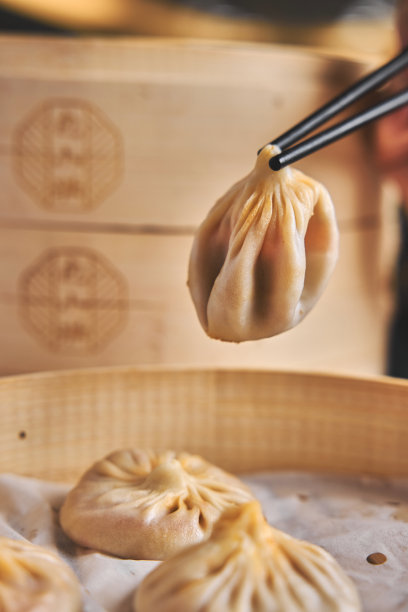 亚洲蒸包或小笼包，配蟹肉和猪肉。图片下载