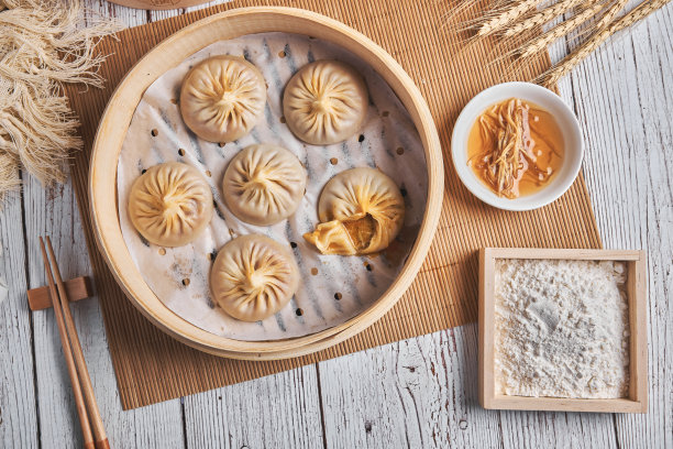 亚洲蒸包或小笼包，配蟹肉和猪肉。图片下载