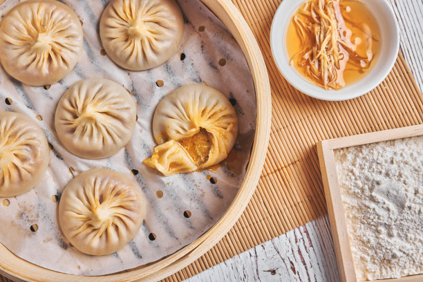 亚洲蒸包或小笼包，配蟹肉和猪肉。图片下载