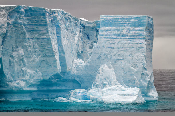 南极洲布兰斯菲尔德海峡的板状冰山图片下载