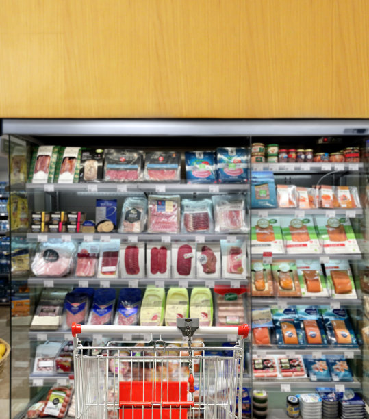 在超市选择乳制品。空空的超市里空空的购物车图片下载