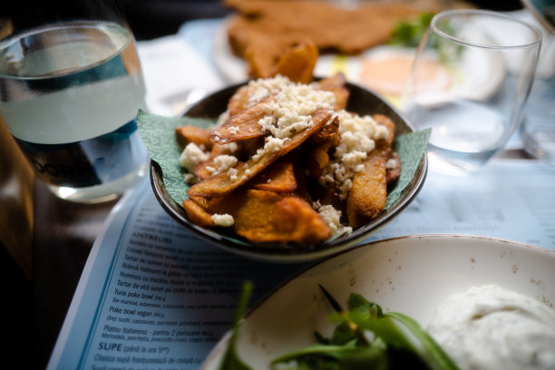 餐厅桌上一碗奶酪薯条图片下载