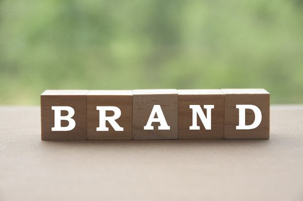 品牌文字木块与模糊的自然背景。图片下载