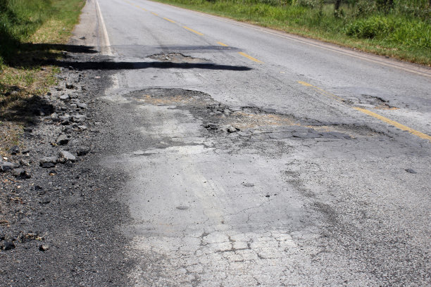 沥青损坏的公路不适合驾驶图片下载