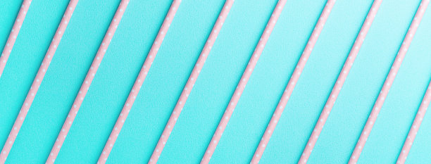 可生物降解的纸吸管设置在蓝色的桌子背景。图片下载