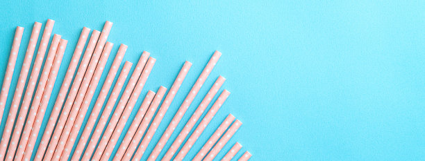 可生物降解的纸吸管设置在蓝色的桌子背景。图片下载
