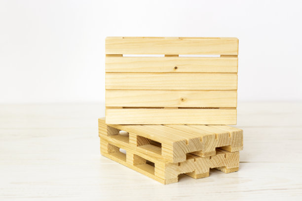 灰色背景上的木制托盘图片下载