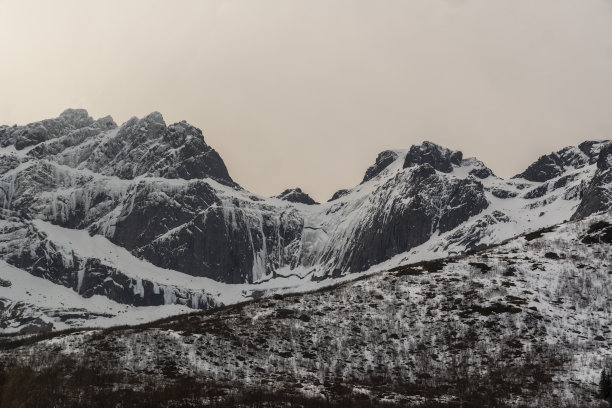 挪威罗浮敦群岛Moskenesoya岛的冬季山脉图片下载
