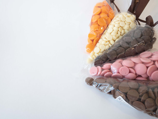 彩色巧克力糖果包装一个锥形在一个透明的包装，放置文字图片下载