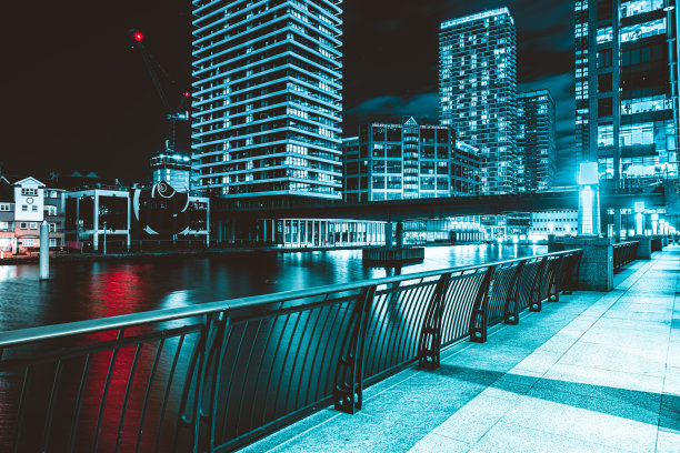 伦敦夜晚的金丝雀码头，英国图片下载