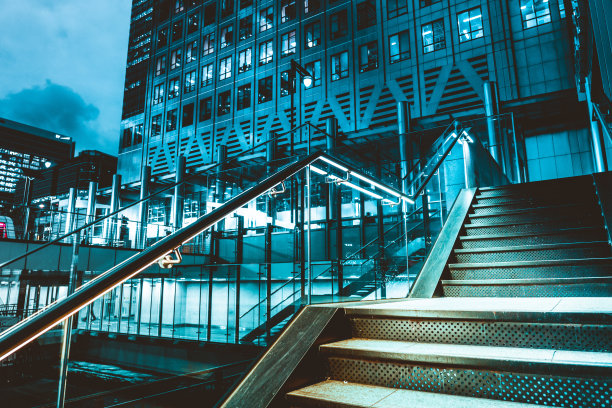 未来主义建筑的楼梯在夜间照明图片下载