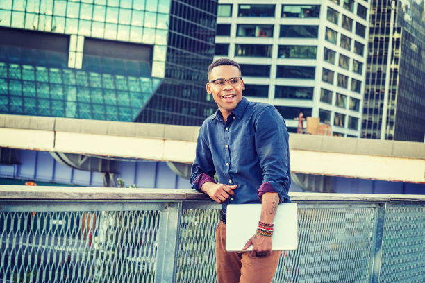 年轻的非洲裔美国人在大城市长大图片下载