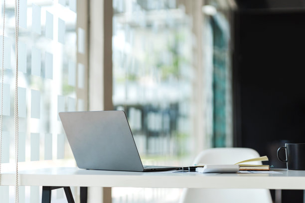 Close up的创意设计师桌子与打开笔记本转身。模拟了图片下载