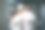 肖像快乐自信的专业厨师在餐厅厨房。图片下载