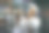 黑人女厨师在厨房的冷却架上放食物托盘。图片下载