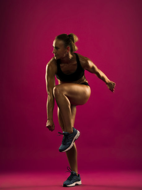 健身年轻女子穿着运动服做健身有氧运动图片下载