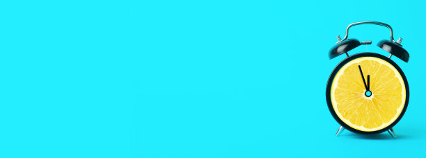 闹钟与柑橘水果的概念。柠檬或橙色和时钟在空白的颜色背景。维生素，适当的营养，健康，排毒，饮食观念。图片下载