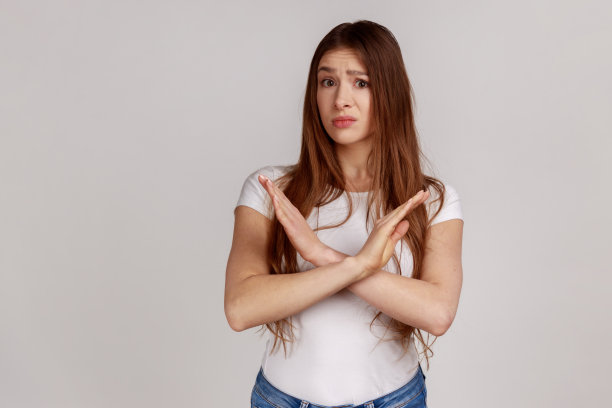 失望的女孩交叉双手，摆出停止否认的姿势，明确地说不，这就是结局图片下载