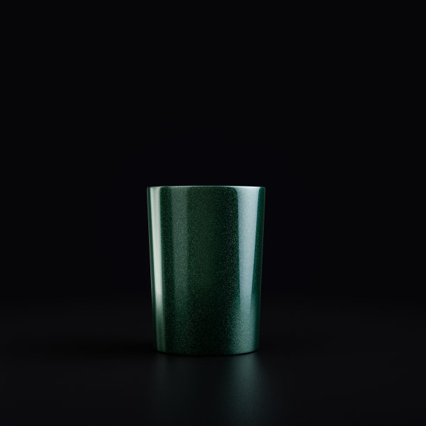 玻璃水。金属绿色材质配合雪花饮料玻璃在黑色背景下进行3d渲染图片下载