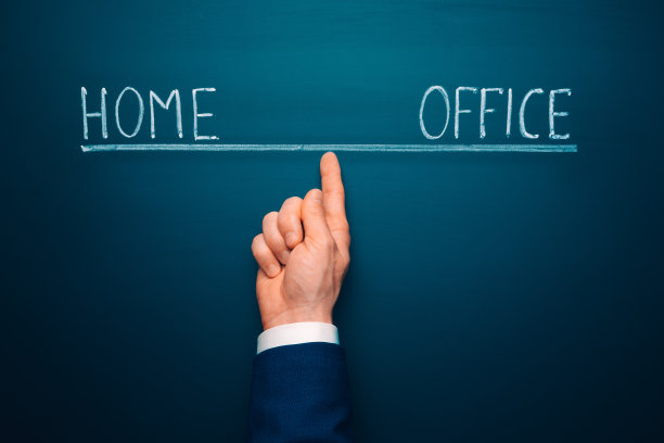 家庭和办公室平衡的概念。和谐与平衡的理念。商人平衡家庭和办公室的用词图片下载