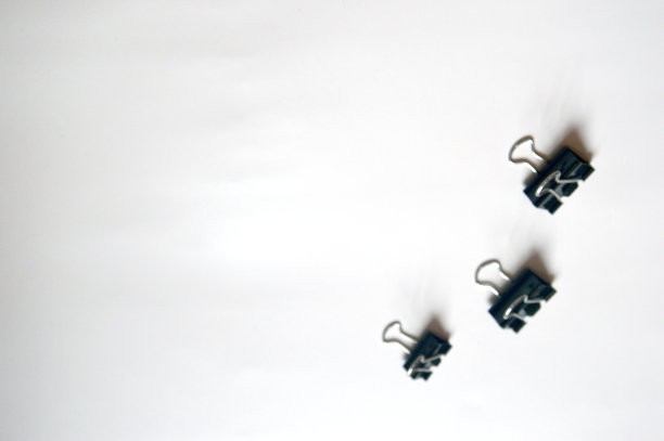 黑色回形针，文件回形针配件，文具隔离在背景上。释放文本空间。图片下载