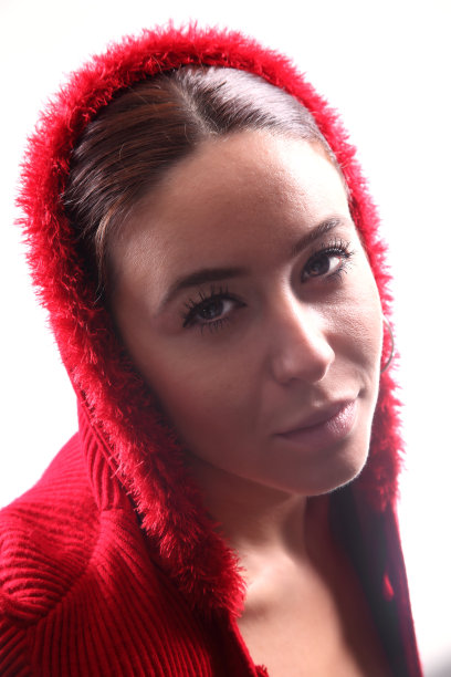 近距离肖像美丽的褐发年轻女子在红色夹克图片下载