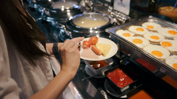 自助早餐，在泰国甲米酒店餐厅享受国际自助餐图片下载