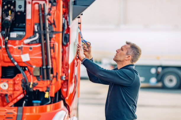 把公司的标志贴在卡车上图片下载