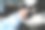 去理发店。年轻型男，商人做时尚发型。理发师，发型师，发型师用洗发香波和水槽里的香油洗头。黑色男士美容院，黑色椅子图片下载
